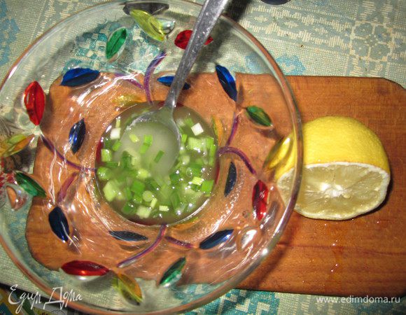 Зеленый лук мелко нарезать и залить растительным маслом. Добавить молотый перец, соль, лимонный сок, перемешать. Оставить соус настаиваться на 20 минут.