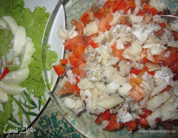 Отварное рыбное филе нарезать небольшими кубиками. Болгарский перец очистить от семян, мелко нарезать, выложить в сковороду, добавить немного воды, посолить и тушить 3-4 минуты, остудить. В глубокой миске соединить нарезанные продукты (помидоры, рыбу, перец).