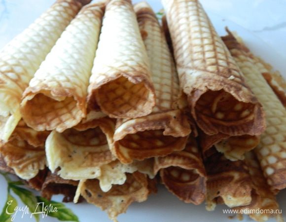 Испечь вафли с помощью вафельницы.