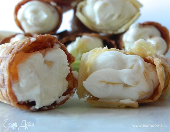 Готовые вафли с помощью кондитерского шприца наполнить кремом.

