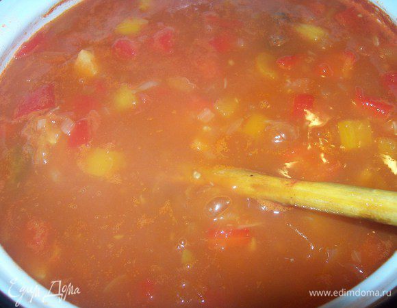 Добавить нарезанный помидор и добавить воды так, что бы она хорошо покрывала продукты Суп ведь))). Варим 20 минут. Добавляем томатную пасту.
соль по вкусу.