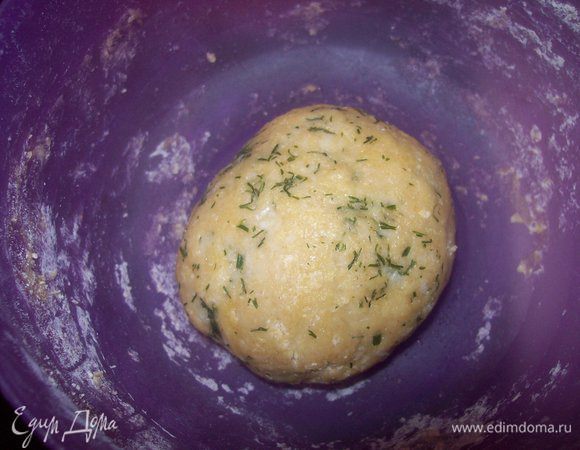 Теперь Делаем чипетки (клецки): Смешиваем муку, яйцо, мелко нарезанный укроп и натертый на мелкой терке 1 зубчик чеснока (я потерла 2 и не пожалела), посолить.
Замеслимть густое тесто. Если тесто окажется слишком густым, то можно разбавить 2-мя ст. л. теплой воды. смачивая руки водой, отрывать небольшие кусочки теста, опускать их в суп и варить 3-4 минуты.