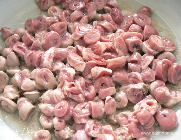 Куриные сердца помыть, обрезать жир, порезать, слегка обжарить на растит. масле.