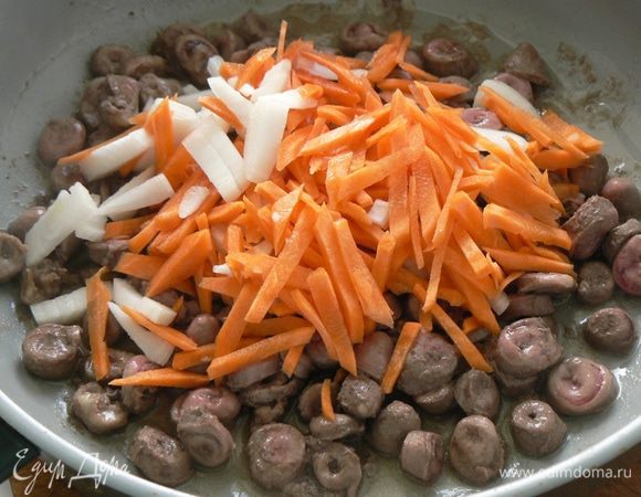 Порезать морковь и лук, добавить к сердцам.