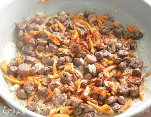 Потушить... посолить, поперчить, добавить красной паприки.