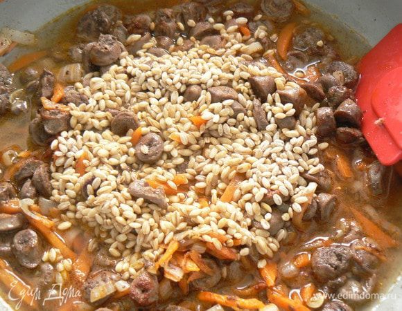 Добавить один пакетик перловой крупы, долить воды, чтобы покрыть крупу.