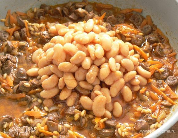 В конце тушения добавить фасоль (предварительно слить жидкость), потушить еще мин. 5