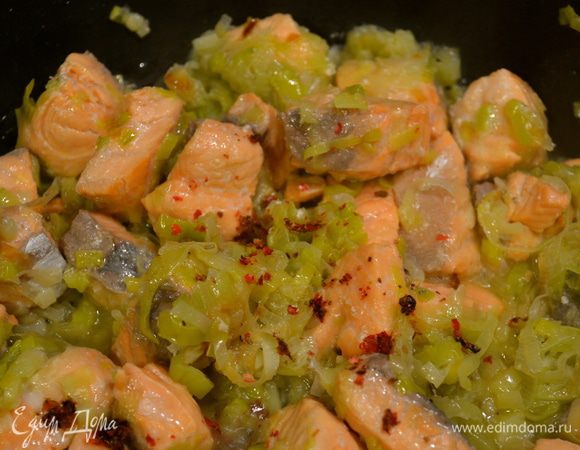 Снять сковороду с огня, немного посолить и поперчить... Я добавила розовый перец зернами, т.к. однажды попробовав добавлять этот вид перца к рыбе, предпочитаю использовать именно его, благодаря тому аромату, что он придает рыбным блюдам, в частности... 