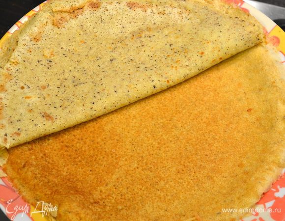 Блинчики выпекать на сковороде традиционным способом! Единственное "НО", это тесто все время дает осадок - мука опускается на дно миски... Поэтому перед выпечкой блинчиков тесто нужно энергично перемешивать ложкой или непосредственно половником, которым Вы порционно выливаете тесто на сковороду... Но сами блинчики пекутся легко, не прилипают к сковороде и не рвутся! У меня из указанного количества ингредиентов получается 8 блинчиков ровно (но, у меня сковорода достаточно большая...) 