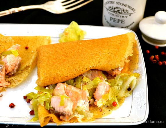 Готовые блинчики заполнить начинкой и завернуть удобным для Вас способом!