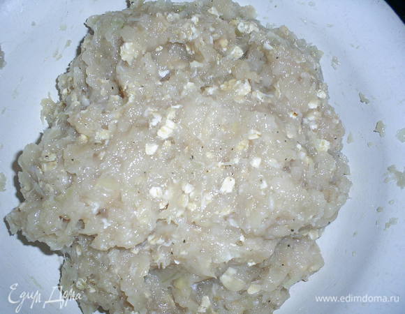 Приготовить с помощью мясорубки фарш из куриного филе и лука. Если фарш получился жидковатым добавляем 1-2 ст.л. овсяных хлопьев мелкого помола, чтоб связать компоненты и сделать его погуще.
Солим и перчим фарш по вкусу.