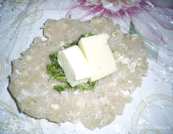 Берем полную столовую ложку фарша, на пищевой пленке или смоченной в холодной руке ладони формируем лепешку, кладем на нее укроп и по кусочку сыра и масла.