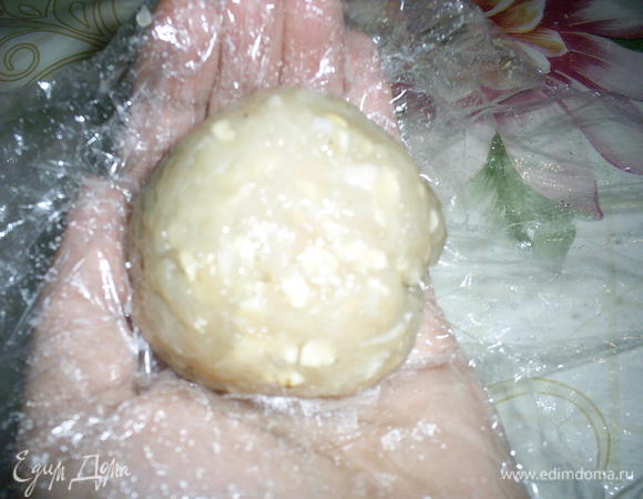 Формируем шарик, обкатываем его в рисе.