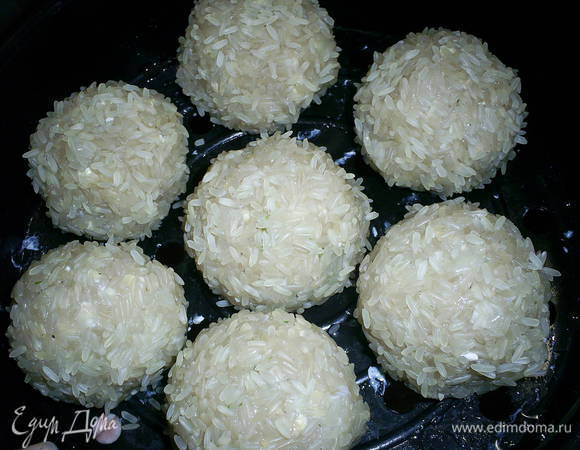 Полученные тефтели складываем в пароварку на небольшом расстоянии друг от друга.