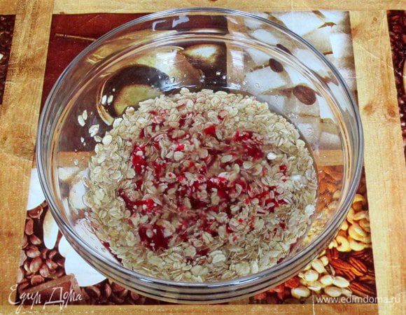 Соедините клюквенное варенье, растительное масло и хлопья.