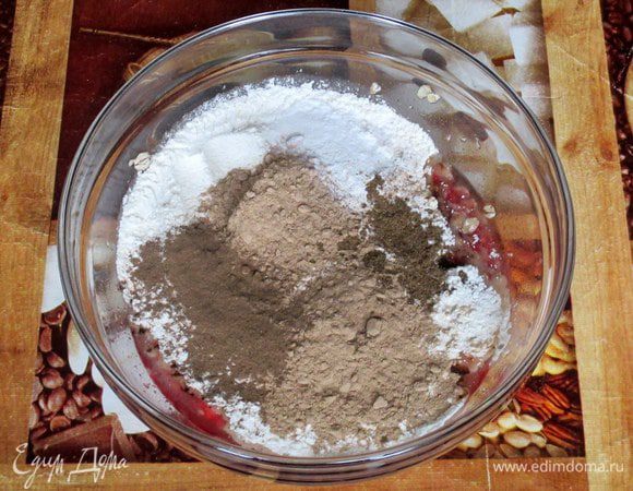 Добавьте муку с кэробом (какао), разрыхлителем и пряностями.