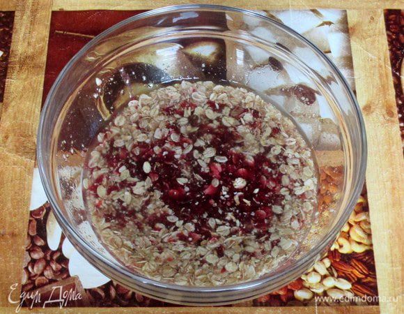 Аналогично соедините малиновое варенье, растительное масло и хлопья.