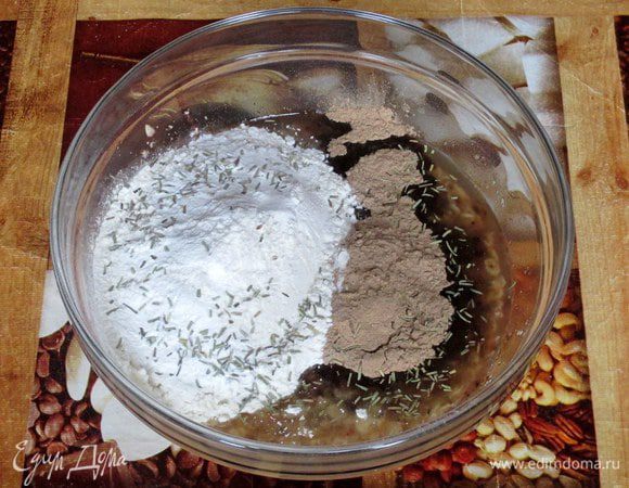 Добавьте муку с кэробом (какао), разрыхлителем и розмарином.
Так же перемешайте лопаточкой и тесто готово.