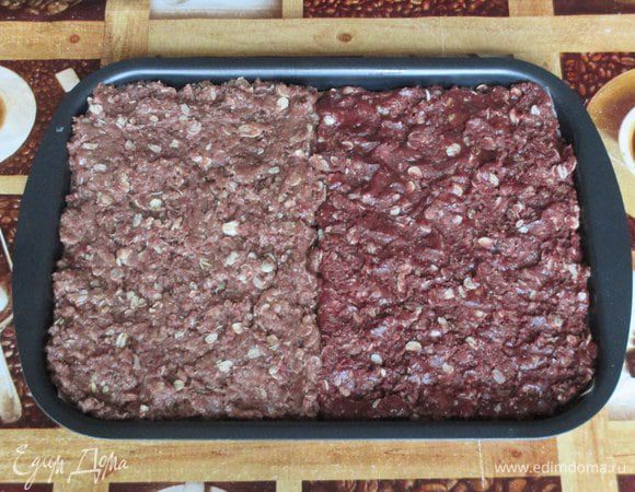 На один противень с пекарской бумагой или на два разных переложите оба теста слоем около 1-1,5 см и выпекайте в разогретой духовке при 180 градусах около 15-20 минут (помягче или посуше - по вкусу).