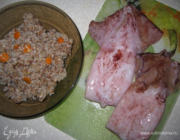 Помыть кальмары, заранее сварить гречку, морковь порезать тоненькими куружочками.