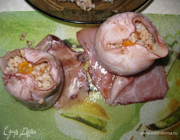 Тушки кальмара начинить гречкой и морковкой. 