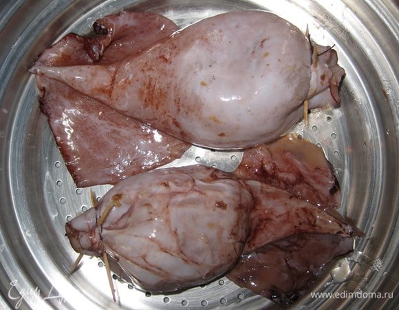 Связать ниточкой или скрепить зубочистками, сложить в пароварку и готовить на втором уровне (на пару) в течение 15 минут.