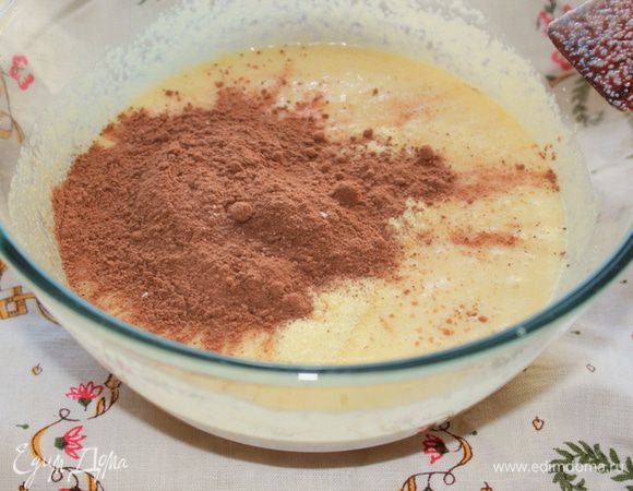 В отдельной миске взбить венчиком 2 яйца с сахаром. 