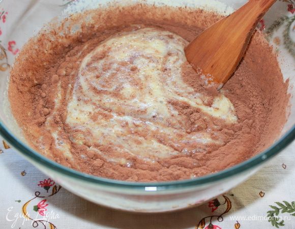 Добавить манку, кефир, какао, разрыхлитель, растопленный шоколад. 