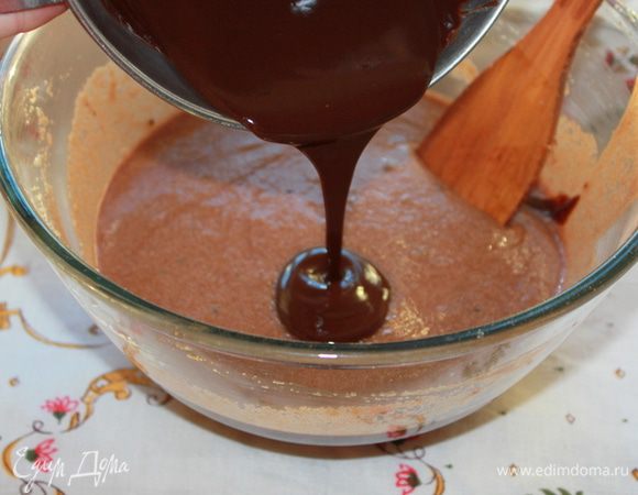 Перемешать и оставить на 30-40 минут для набухания крупинок манки. 