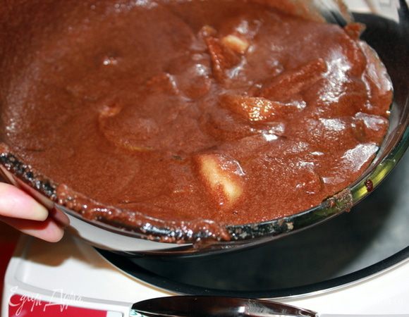 Чашу мультаварки смазать небольшим количеством сливочного масла, слегка присыпать мукой, выложить тесто. Готовить в режиме "Выпечка" 50-60 минут (зависит от мощности мультиварки).  По истечении 50 минут вынуть манник из мультиварки с помощью поддона для готовки на пару, перевернуть его кверху дном и положить обратно в мультиварку, повторно включив режим "Выпечка" на 25 минут. Таким образом, получится зажарить и верхнюю корочку. Такие манипуляции я делаю потому что у моей мультиварке небольшая мощность. 
