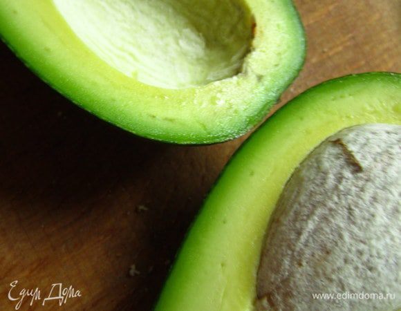 Для того что бы гуакамоле получилось красивой текстуры нужно подобрать спелое в меру мягкое авокадо. 
Авокадо разрезать пополам, удалить косточку. Аккуратно извлечь мякоть.
