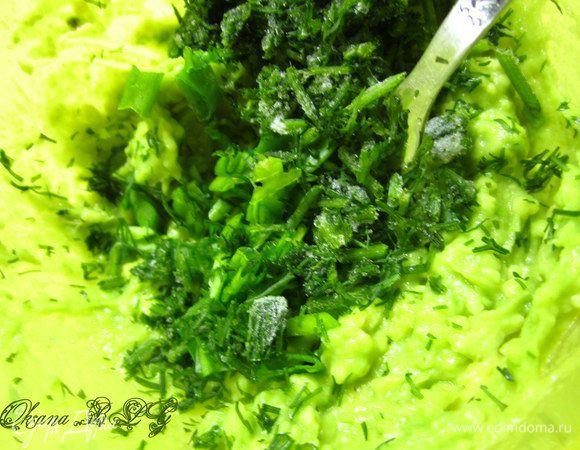 Помять мякоть вилочкой или с помощью блендера.
