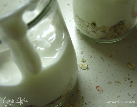 Залить йогуртом.  По желанию можно йогурт взбить с небольшим количеством пудры, тогда йогурт будет более воздушной, кремовой текстуры.