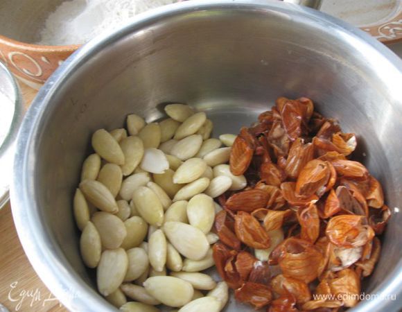 Миндаль залить кипятком минут на 5. Слить, дать остыть.