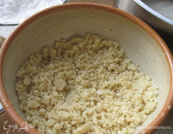  Прогреть миндаль 4 - 5 минут  на  сухой сковороде на среднем огне, услышать, как он начнет потрескивать слегка,  измельчить в не очень мелкую крошку.

