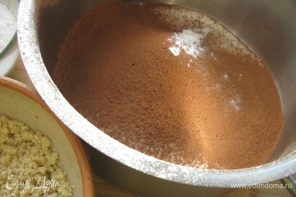 Разогреть духовку до 180 градусов. Просеять пшеничную муку и какао в отдельную миску, добавить разрыхлитель и соль.