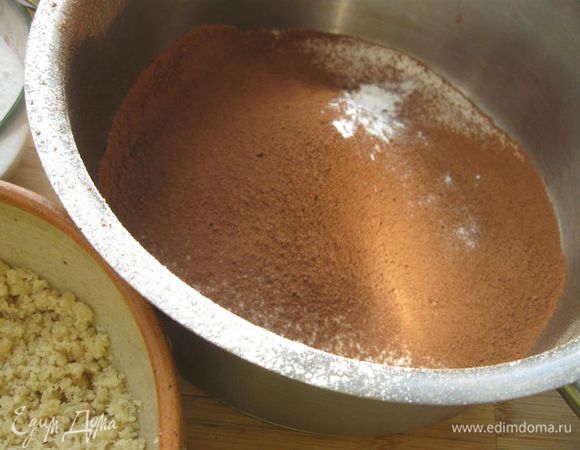 Разогреть духовку до 180 градусов. Просеять пшеничную муку и  какао в отдельную миску, добавить разрыхлитель и соль.


