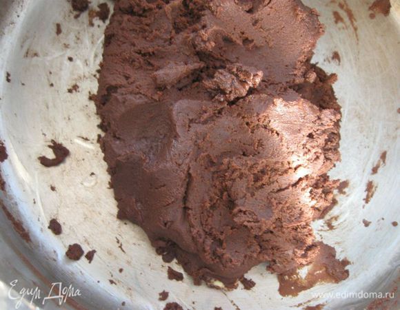  Охлажденное сливочное масло порезать кубиками. Добавить масло к сухой смеси и  размешайте тесто до однородного состояния.