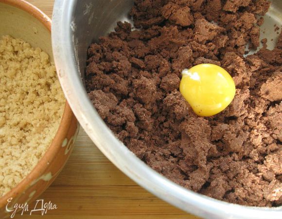 Всыпать  сахарную пудру, добавить содержимое стручка ванили, аккуратно перемешать, добавить охлажденный яичный желток. 