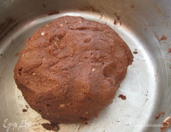 В последнюю очередь добавить миндальную муку.  Размешивать тесто до однородного состояния.

