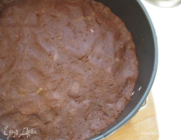 Смазать форму сливочным маслом, обсыпать  мукой и выложить равномерно тесто.