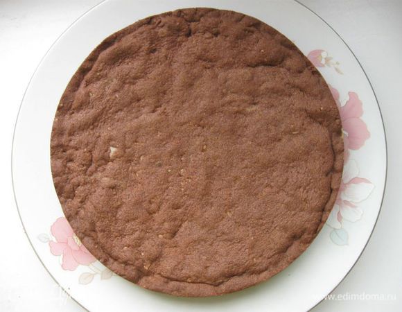 Поставить форму с тестом в духовку на 10 минут при 180 градусах, затем убавьте температуру до 160 градусов и оставьте в духовке еще на 25 минут.