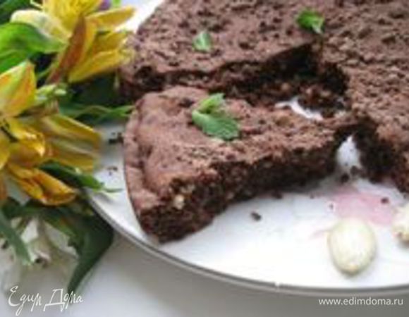 Вынуть пирог из духовки и оставить в форме остывать минут на 30. Посыпать шоколадной крошкой ( смесь сахарной пудры, какао, сливочного масла). Поломать на порционные куски.
Приятного чаепития!

