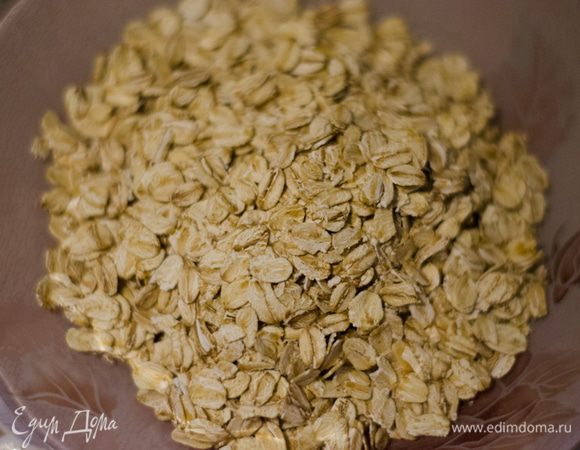 Разогреть духовку до 180 градусов.
Морковь натереть на мелкой терке. Добавить хлопья, сахар, соль, масло, муку и разрыхлитель. Все хорошо перемешать.