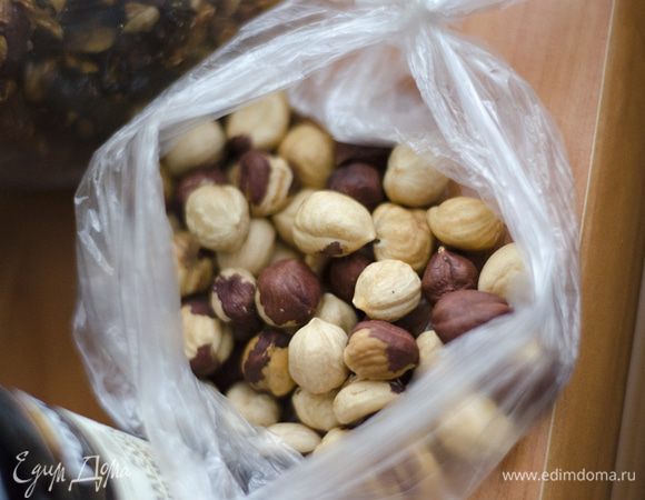 В ступке измельчить орехи и добавить в тесто. Слепить из теста 12 лепешек, выложить на застеленный пергаментом противень и посыпать кунжутом.