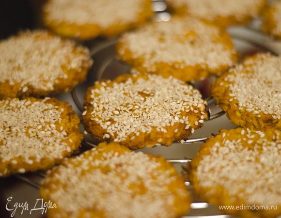 Запекать 15 минут, затем снизить температуру до 100 градусов и запекать еще 15-20 минут. остудить на решетке.