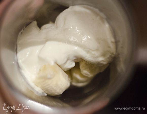 Банан чистим, ломаем на части, добавляем йогурт и взбиваем блендером. 