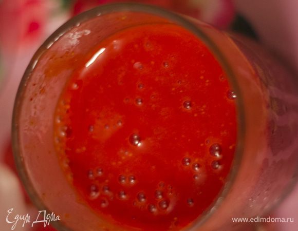 Отдельно взбиваем клубнику с медом. В стакан выкладываем слоями и немного смешиваем.

Прекрасный вариант вкусного и здорового завтрака!