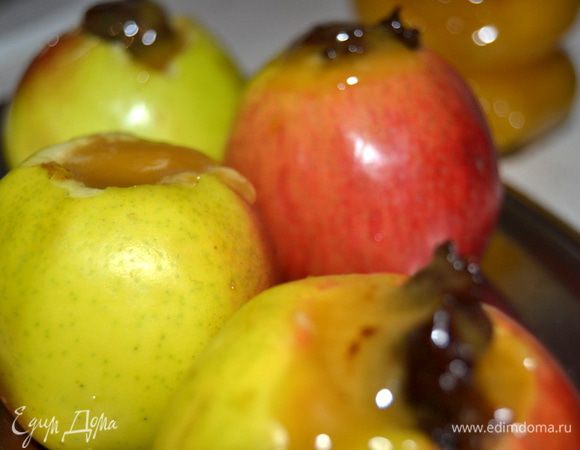 Сверху на чернослив вылить или (если мед густой) выложить по чайной ложки меда.