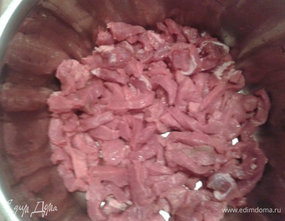 Мясо нарежьте соломкой  и чуть обжарьте в кастрюле или казане, в разогретом растительном масле.